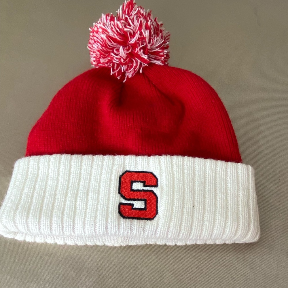 Adidas knit beanie with Pom. “S” EUC! one size.